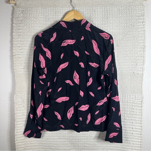 DIANE VON FURSTENBERG black and pink lip print button front silk blouse top 4 - Picture 5 of 7